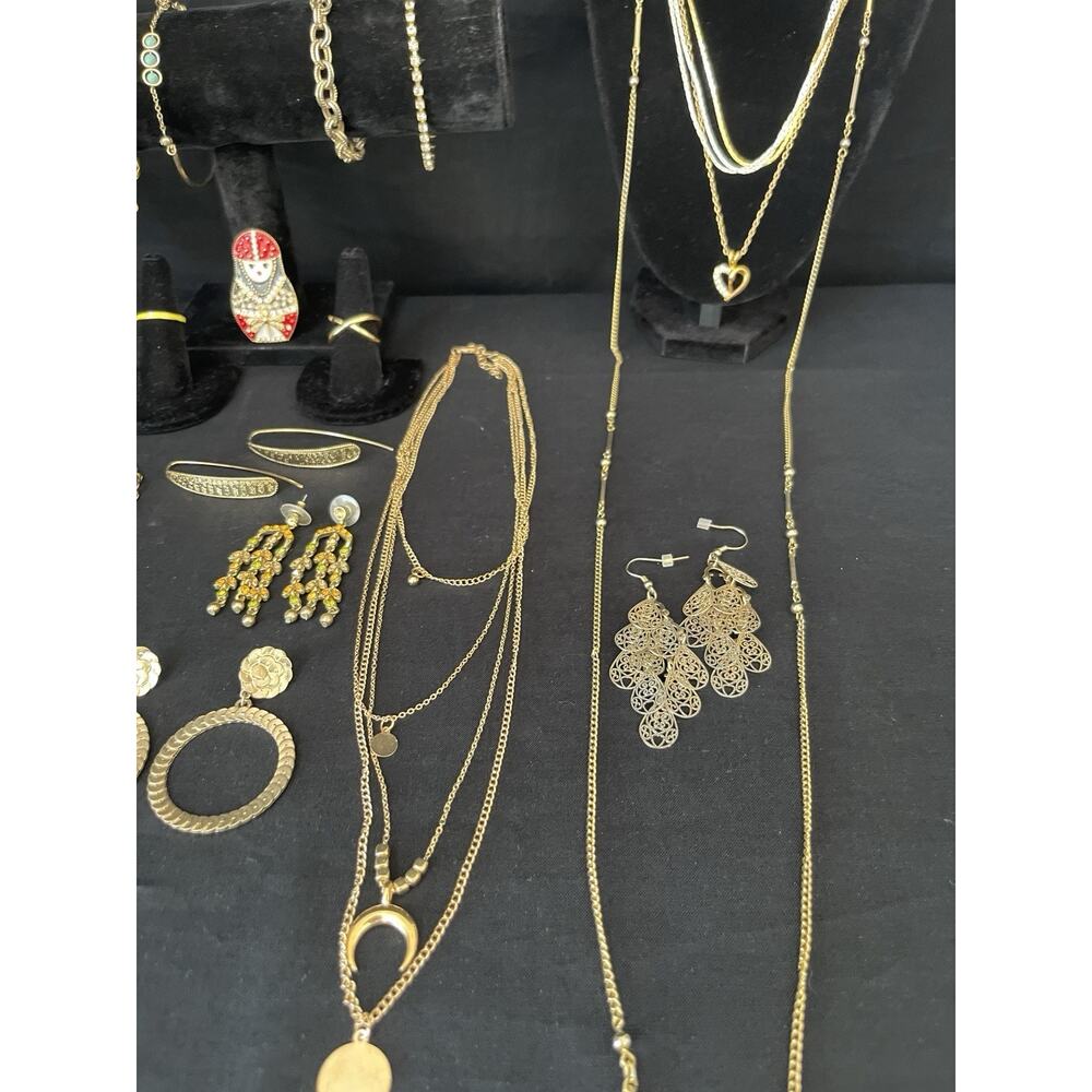 Vintage To Now Gold tone Jewelry Lot Necklace Bracelet Earrings Brooch - Picture 6 of 6